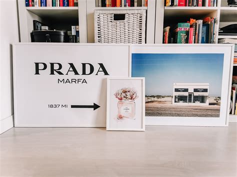 La storia del poster Prada Marfa: ve la racconto qui.